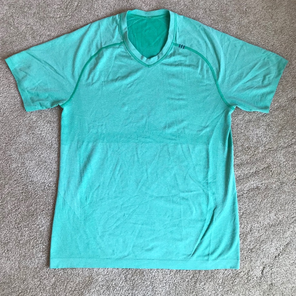 EUC Lululemon Men’s v neck shirt, size medium